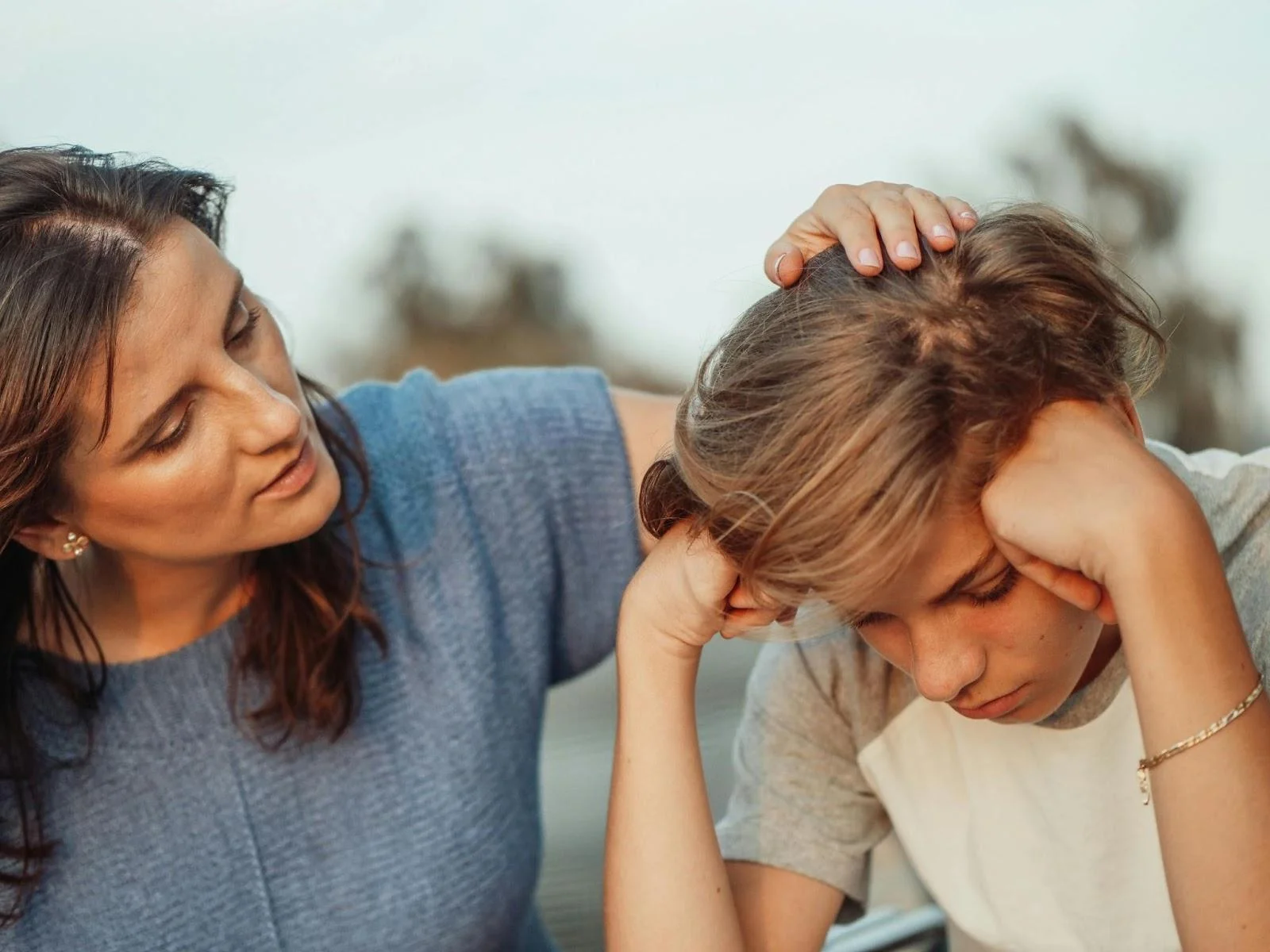 Madre conversando con su hijo adolescente en casa